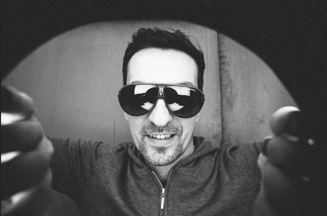 DEEP UNIT Schwarzweiss-Portrait mit Sonnenbrille