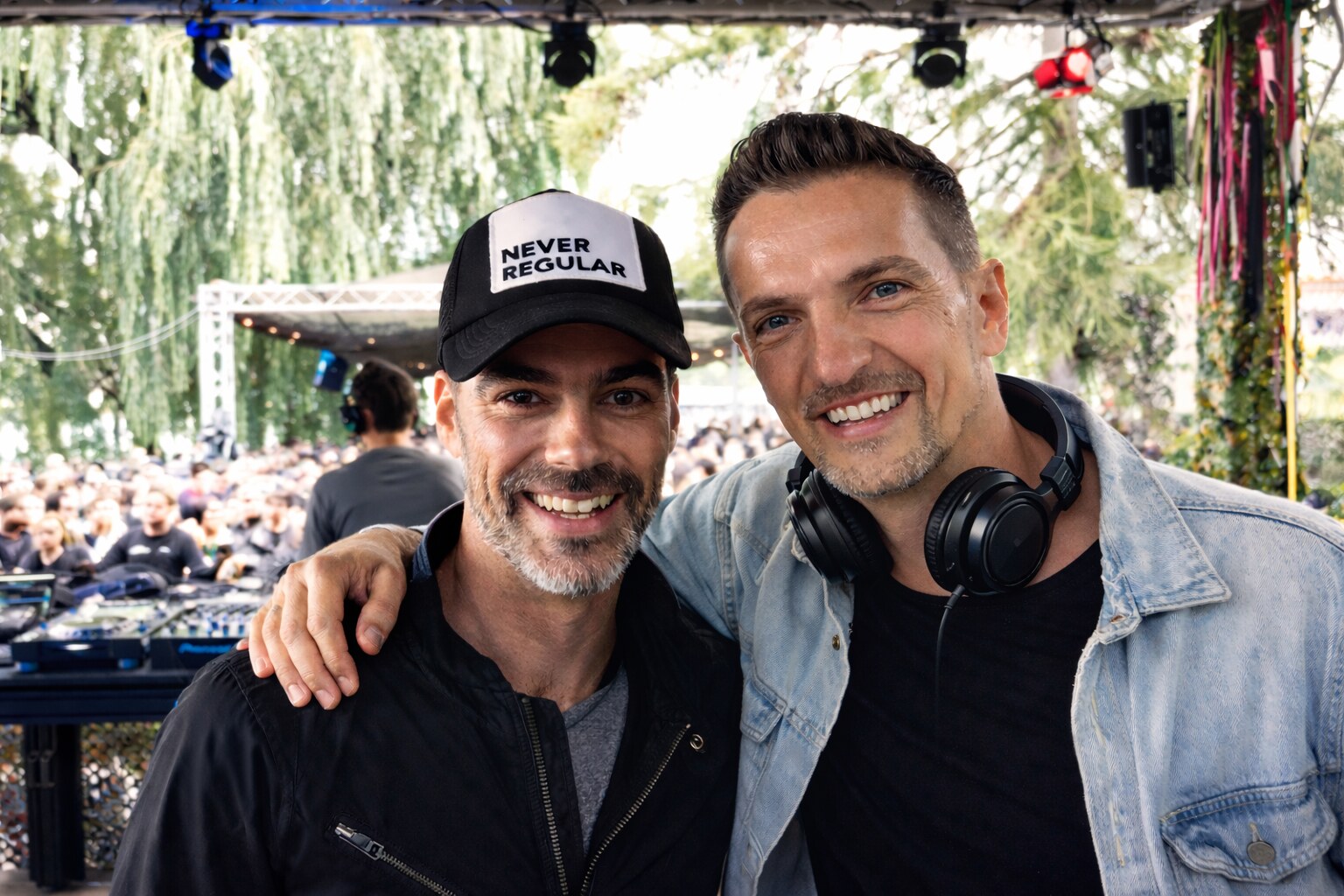 DEEP UNIT mit Kollege am Pult bei einem Open-Air-Event