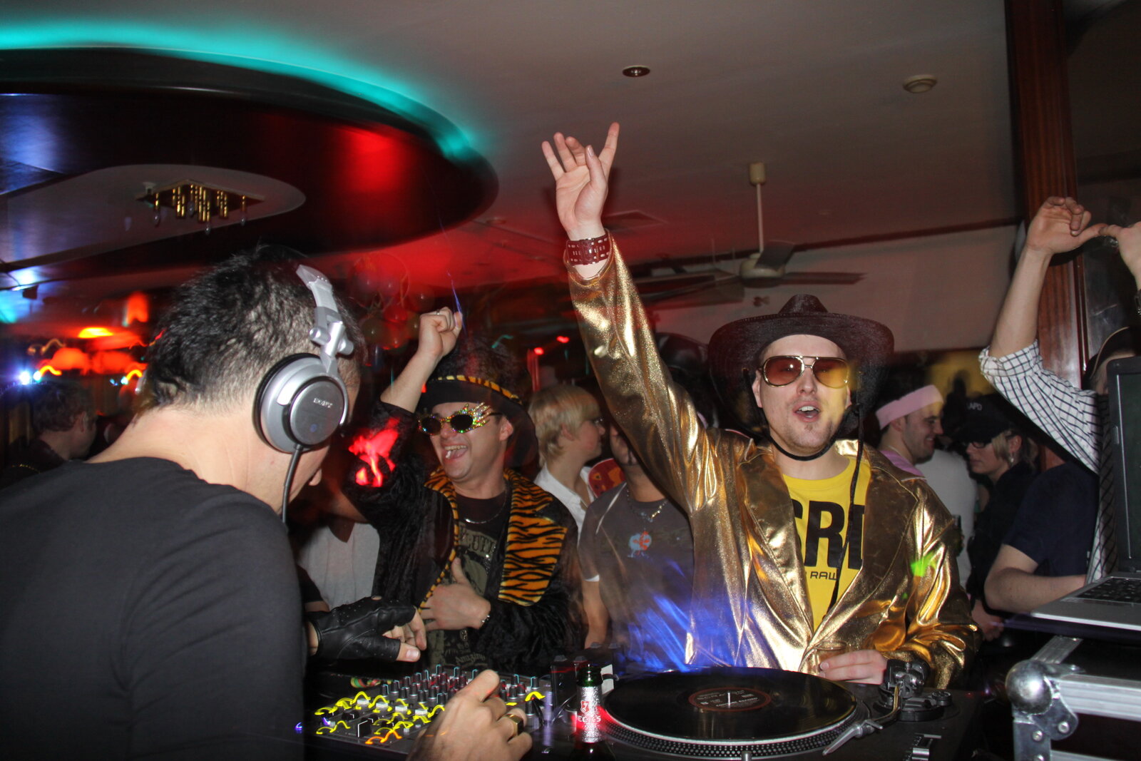 DJ Marseille en b2b dans un club, soirée veste dorée mains levées