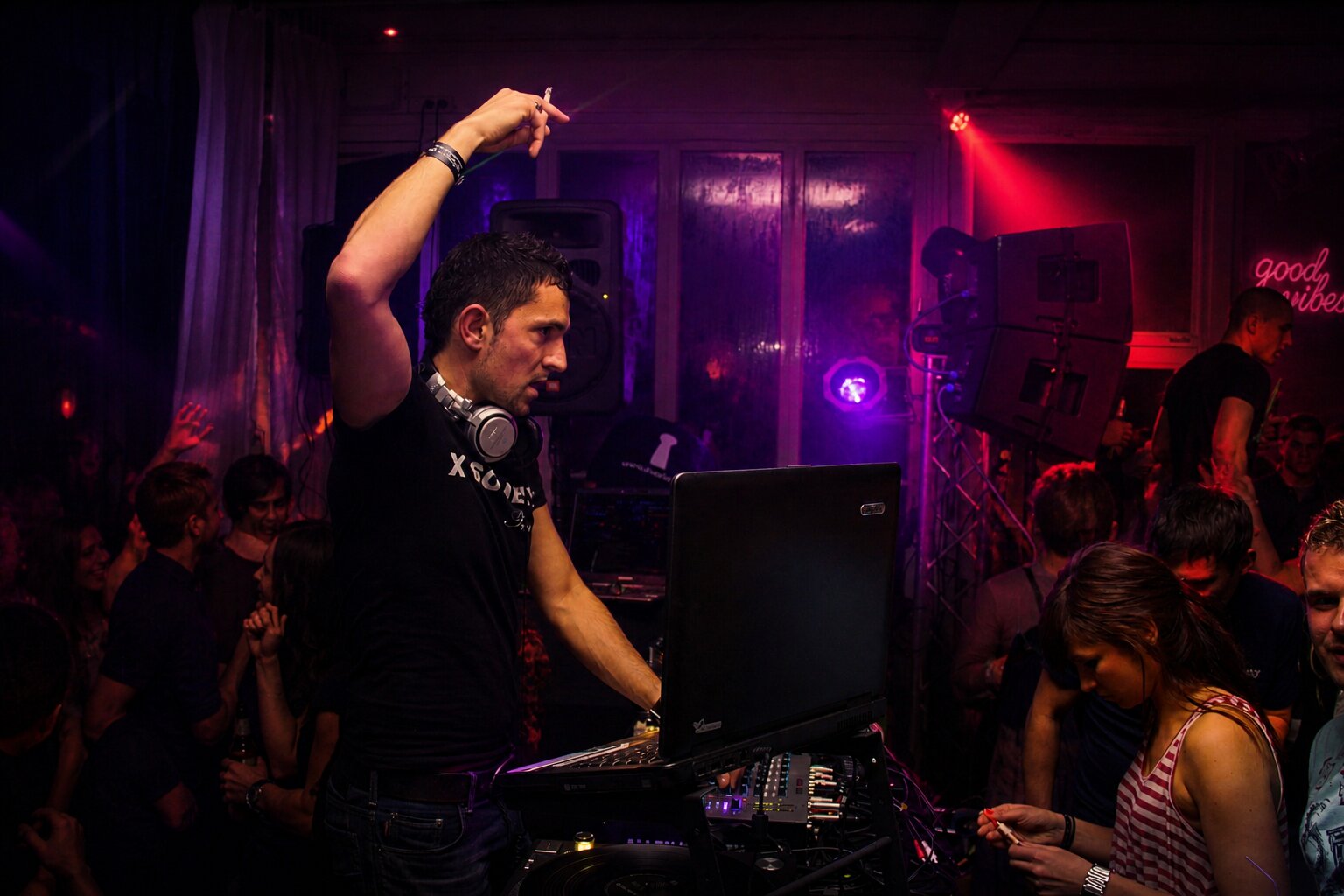 DEEP UNIT, DJ Marseille, main levée derrière les platines, ambiance club good vibes