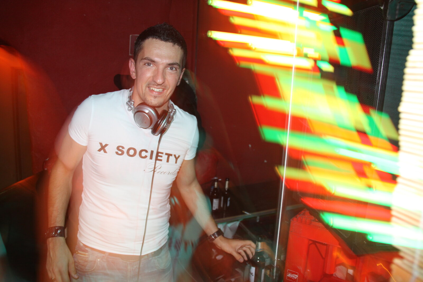 DJ Marseille en booth devant un mur LED avec équaliseur coloré