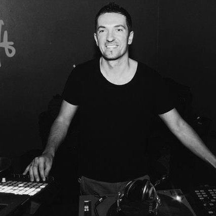 DEEP UNIT, DJ marseillais, aux platines en noir et blanc