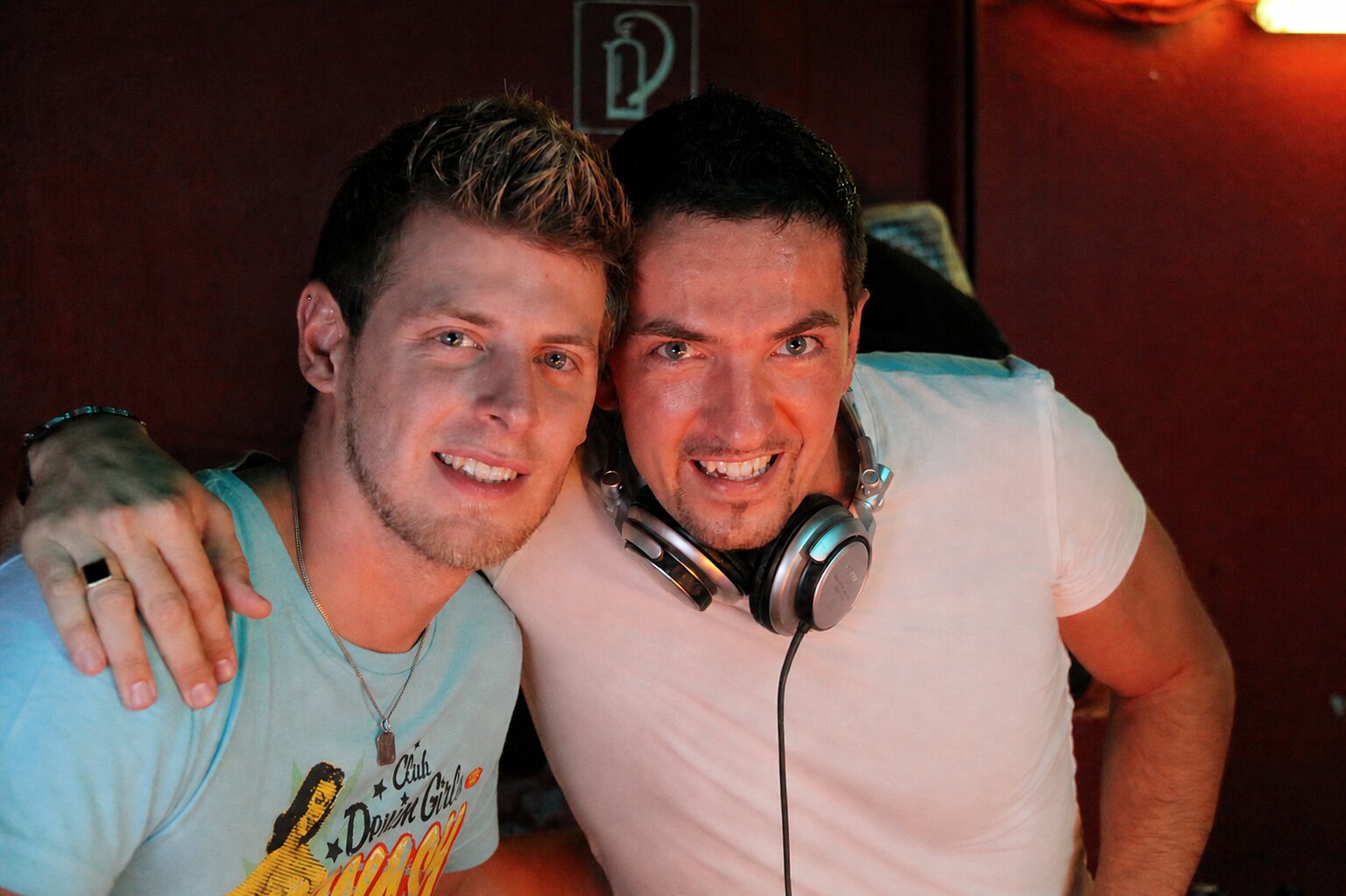 DEEP UNIT avec un ami DJ en after, casque autour du cou