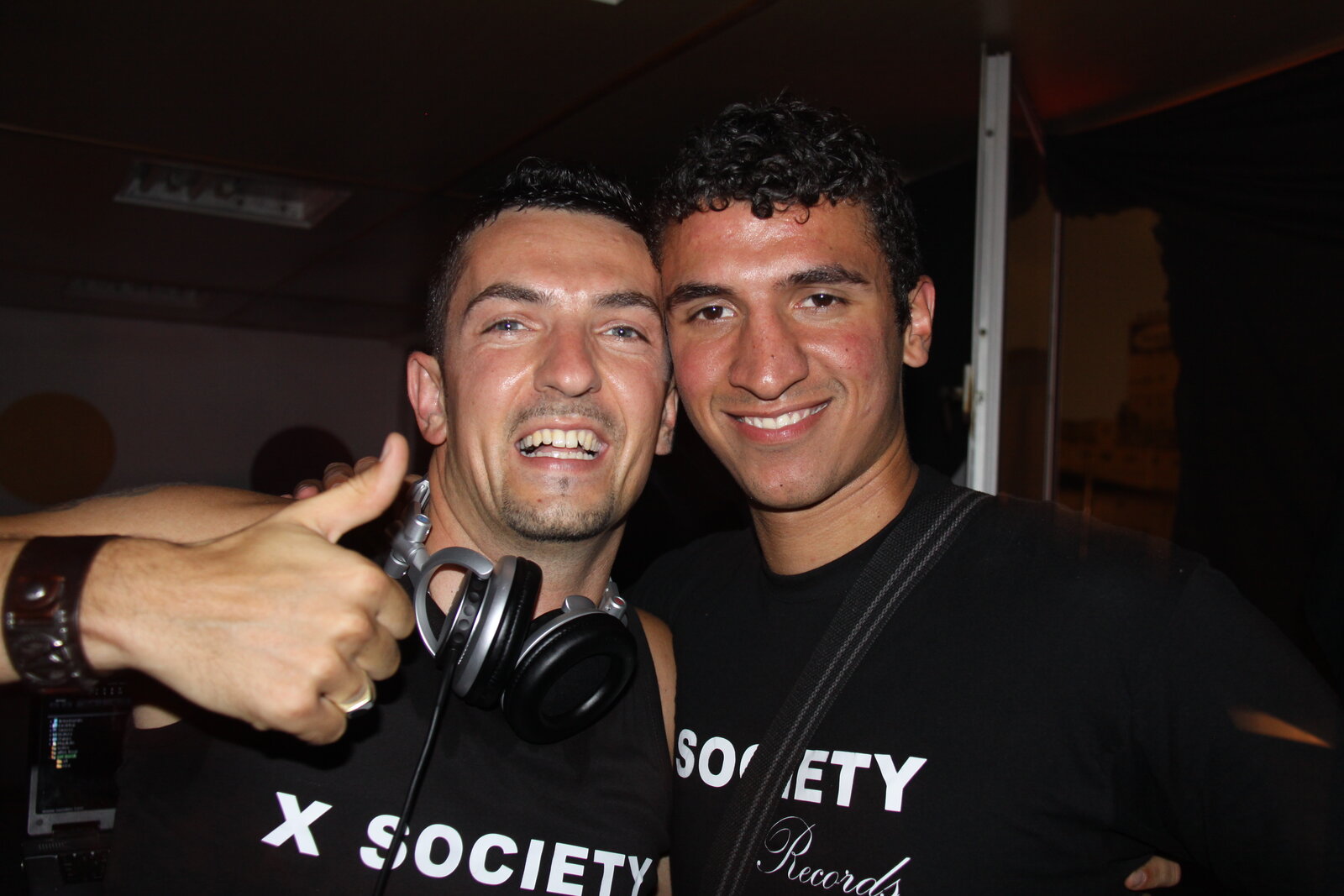 DEEP UNIT et un confrère après set, t-shirts X Society Records, pouce levé