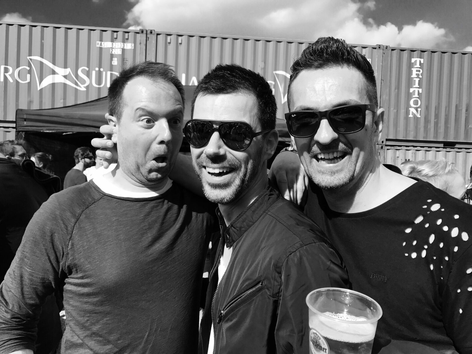 DJ Marseille en festival, image en noir et blanc