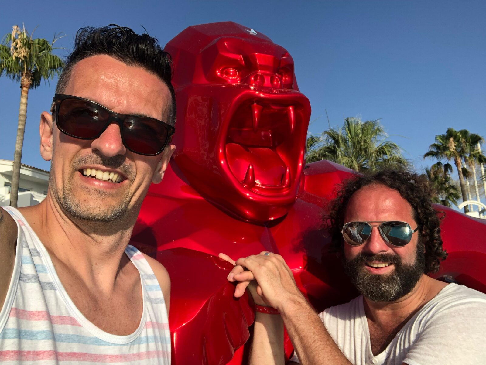 DEEP UNIT en tournée à Ibiza devant la sculpture Red Gorilla