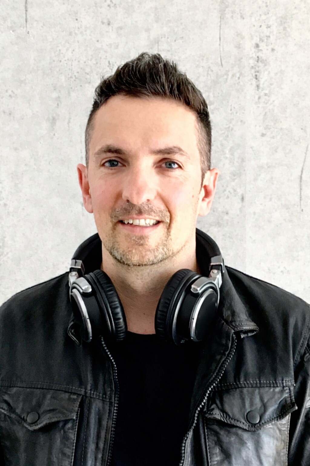 DEEP UNIT, DJ à Marseille, portrait en veste en cuir