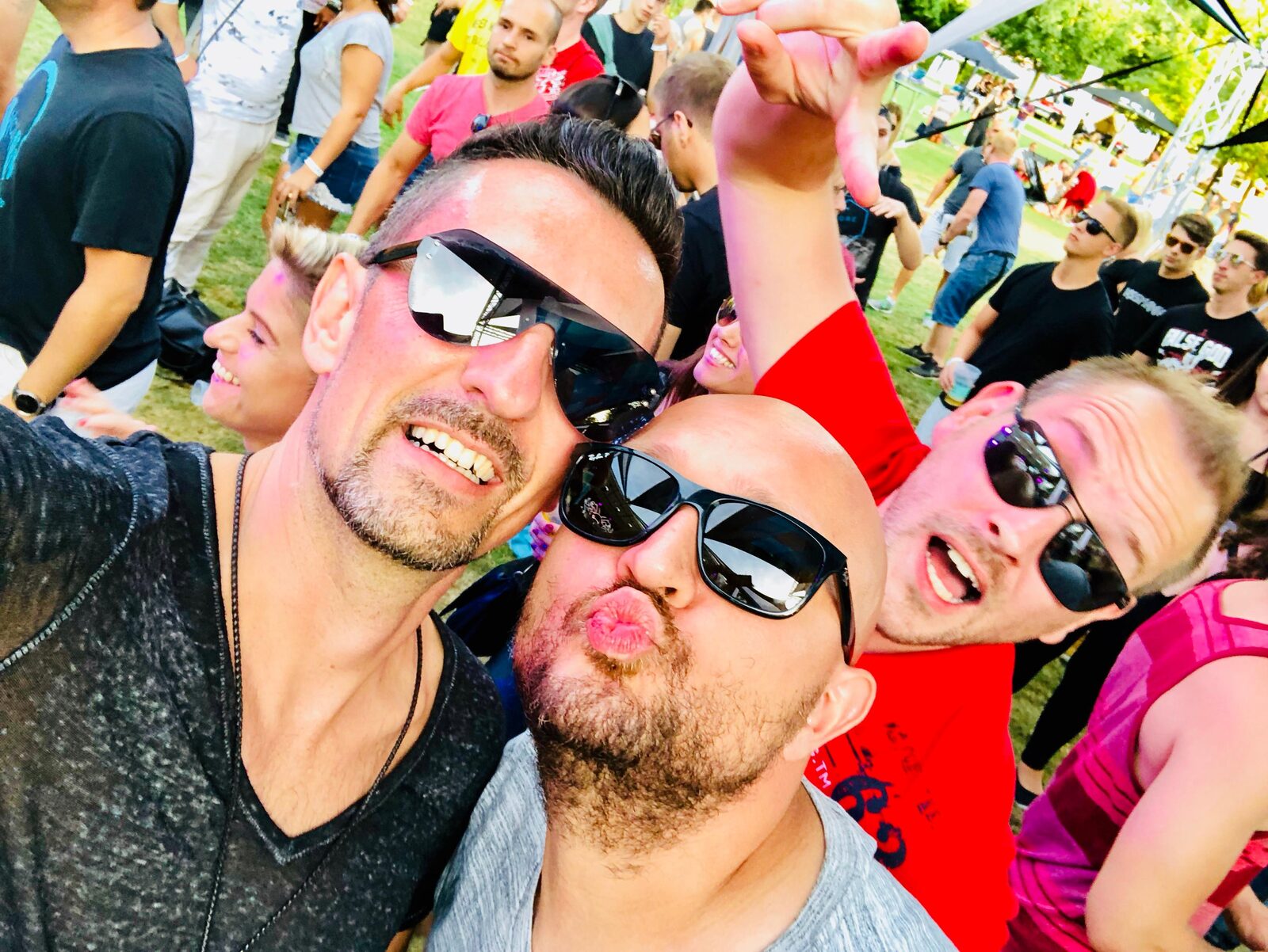 DEEP UNIT mit Crew auf einem Open-Air-Festival