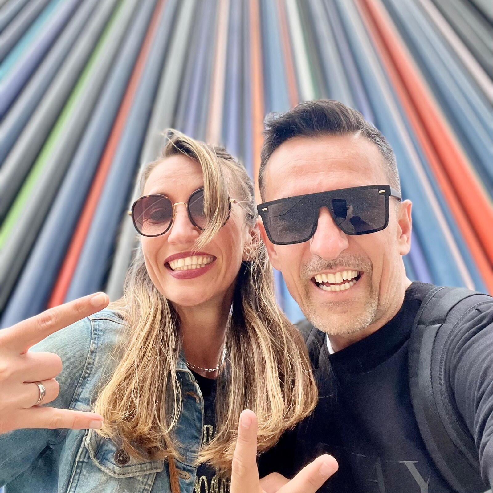 DEEP UNIT vor bunter Saeulen-Kunstinstallation